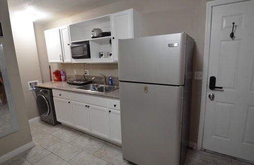 Paradise Valley Apartment | 9min to the airport washer & dryer, kitchen, outdoor BBQ. Sleeps 4