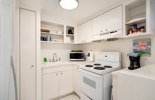 Honolulu Apartment | 9th Floor Studio with Full Kitchen and Lanai