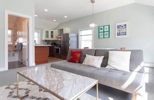 White Plains House | A 1BR close to White Plains Train Station