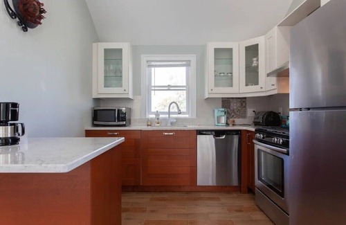 White Plains House | A 1BR close to White Plains Train Station