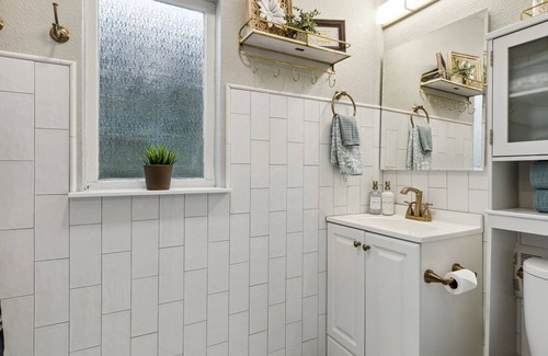 Fort Worth Cultural District Cottage | A 3 minute walk to Dickies Arena & Will Rogers Coliseum