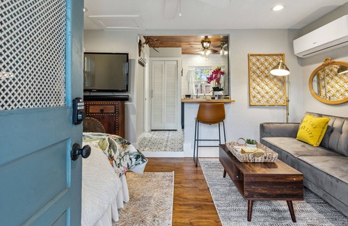 Fort Worth Cultural District Cottage | A 3 minute walk to Dickies Arena & Will Rogers Coliseum