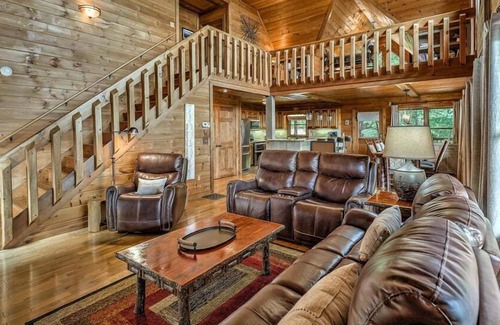 Mineral Bluff Cabin | A Bear's Dream - Tri-State Panoramic Views, Hot Tub, Game Room!