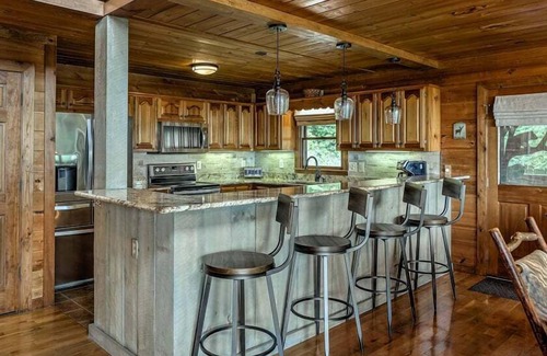 Mineral Bluff Cabin | A Bear's Dream - Tri-State Panoramic Views, Hot Tub, Game Room!
