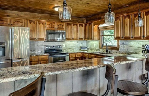 Mineral Bluff Cabin | A Bear's Dream - Tri-State Panoramic Views, Hot Tub, Game Room!