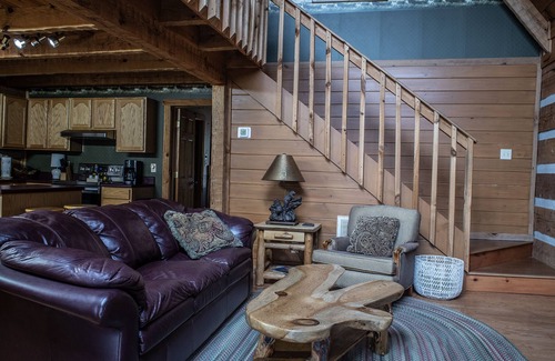Townsend Cabin | A~Bears Den- Pet Friendly, Hot Tub, 2 King Suites, Minutes to GSMNP!