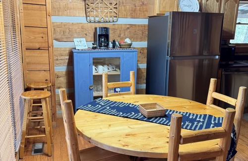 Townsend Cabin | A~Bears Den- Pet Friendly, Hot Tub, 2 King Suites, Minutes to GSMNP!