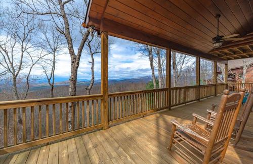 Mineral Bluff House | A Bears Lair - Scenic Views, Hot Tub, Cozy Fireplace in the Prestigious Mountain High Community near Blue Ridge - Mineral Bluff,