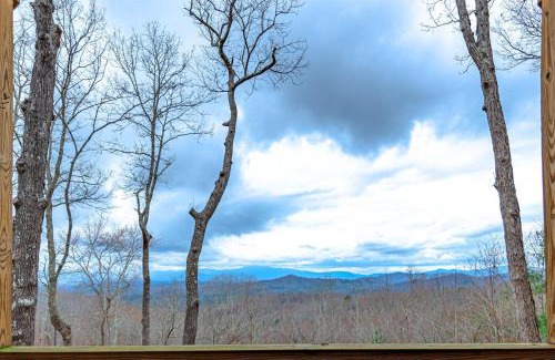 Mineral Bluff House | A Bears Lair - Scenic Views, Hot Tub, Cozy Fireplace in the Prestigious Mountain High Community near Blue Ridge - Mineral Bluff,