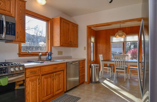 Green Bay House | A beautiful bayside cottage perfect for family stays!