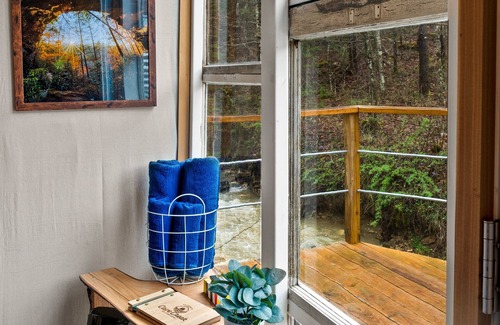 Stanton Cabin | A beautiful couple's retreat immersed in nature and creek views!