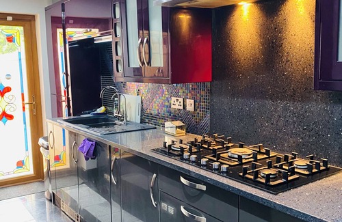 Dagenham House | A Beautiful Villa with Jacozzi in London