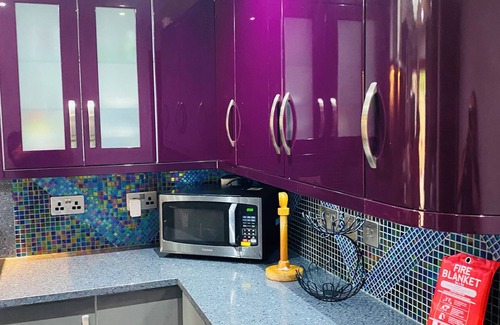 Dagenham House | A Beautiful Villa with Jacozzi in London