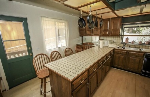Fox Farm House | A Big Olympic Getaway 4 Bedroom Apts by RedAwning