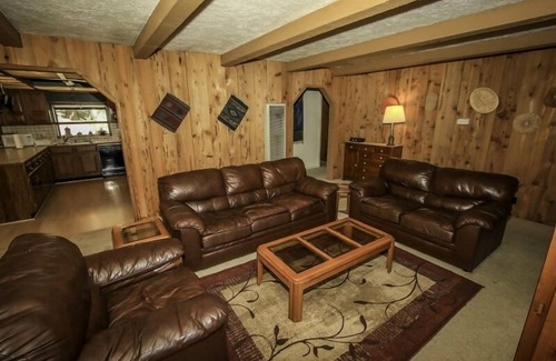 Fox Farm House | A Big Olympic Getaway 4 Bedroom Apts by RedAwning