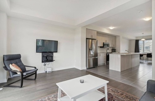 Thorold House | A Brand New 4BR Townhouse in Thorold Retreat