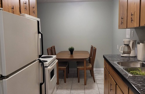 West Edmonton Apartment | ✅️A/C in bdrm✅️ROGERS Place✅️Queen-twin-foldout sofa✅ Central location✅️ExpoCent