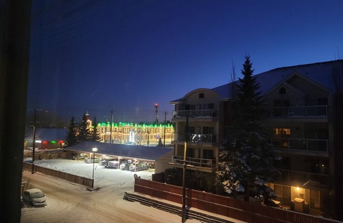 West Edmonton Apartment | ✅️A/C in bdrm✅️ROGERS Place✅️Queen-twin-foldout sofa✅ Central location✅️ExpoCent