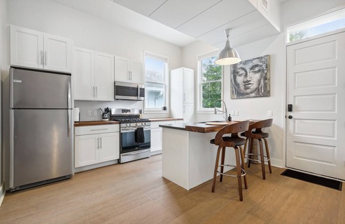 Treme House | A Centrally Located & Modern Home with New Amenities - Great For Nurses