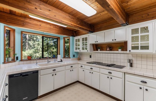 Dundee Cabin | A chalet-style cabin set atop the Red Hills of Dundee in The Willamette Valley