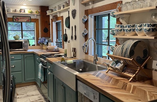 Colorado Springs Cabin | A charming, enchanting and historic log cabin with modern amenities