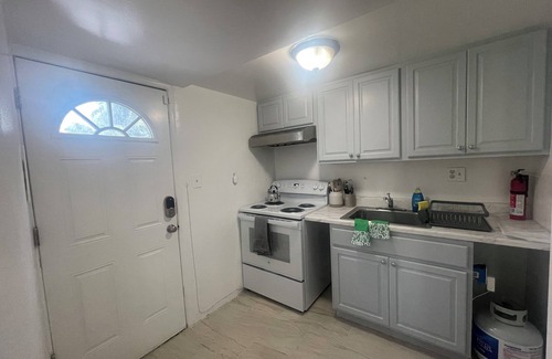White Oak House | A Charming Exotic House, Unite B, walking distance from anything you need