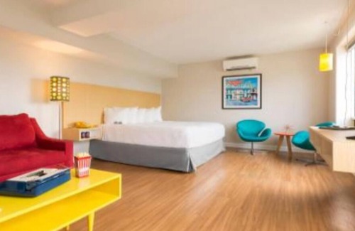Yamacraw Village House | A Charming Room. Good Location For Your Vacations