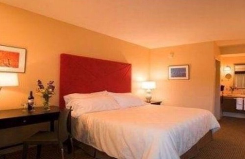 Yamacraw Village House | A Charming Room. Good Location For Your Vacations