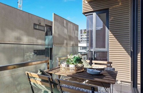 Carlton South Apartment | A Chic 2BR Apt Near Melbourne Uni, FREE Parking