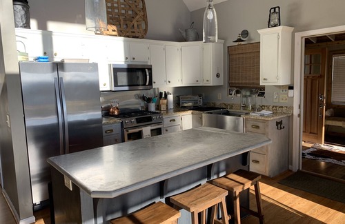 Fleetwood House | A Chic Mountain Retreat! 30 Minutes from Appalachian State!