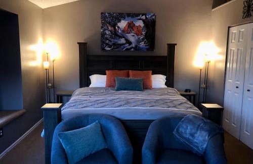 Southwest Colorado Springs House | A Colorado Room With a View - King