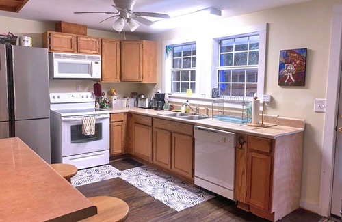Darien House | A comfortable home in a quiet neighborhood graced with Spanish Moss draped oaks.