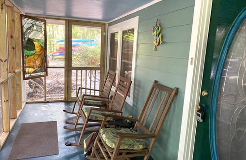 Darien House | A comfortable home in a quiet neighborhood graced with Spanish Moss draped oaks.