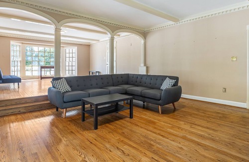 Great Falls House | A comfortable stay in a grand home