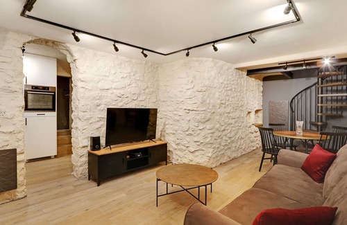 Montmartre House | A Cosy 1-BR Duplex in Montmartre