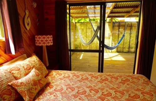 Raglan House | A Cosy Bach in the heart of Raglan, 'WHARE AROHA' Check in 2pm Check out 11am.