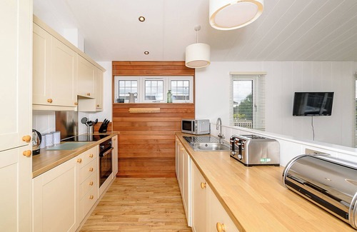 Honiton Ski Chalet | A cosy lodge with one master double and one twin.