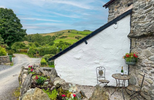 Ulverston Cottage | A cottage that sleeps 2 guests in 1 bedroom