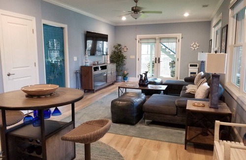 Woodstock Apartment | A Cove of Comfort and Relaxation in a Quiet Lake Community