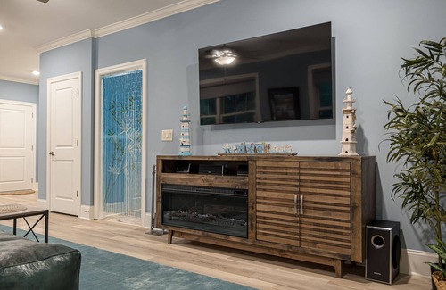 Woodstock Apartment | A Cove of Comfort and Relaxation in a Quiet Lake Community