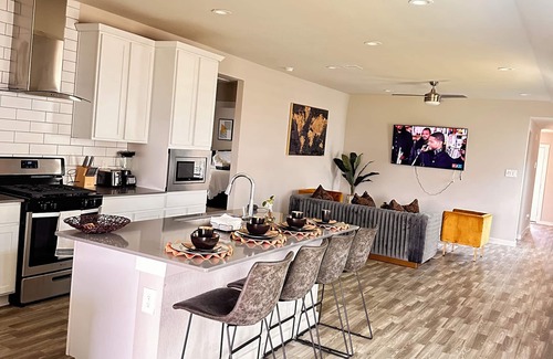 Southeast Houston House | A cozy 3-bedroom home near downtown/medical center/NRG/energy corridor Wi-Fi