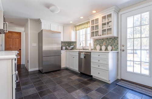 Rye House | A Cozy Beach Bungalow Only A Two-Minute Walk to the Ocean