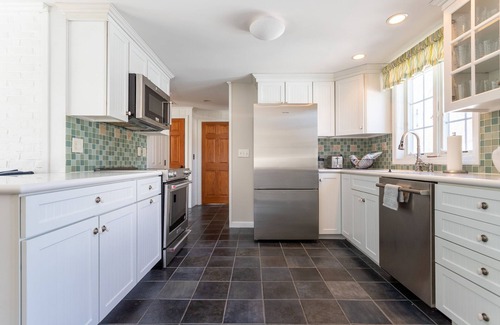 Rye House | A Cozy Beach Bungalow Only A Two-Minute Walk to the Ocean