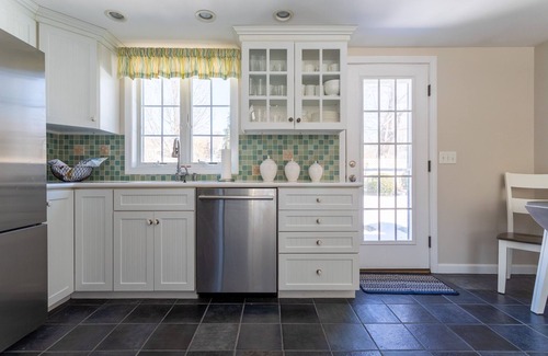 Rye House | A Cozy Beach Bungalow Only A Two-Minute Walk to the Ocean