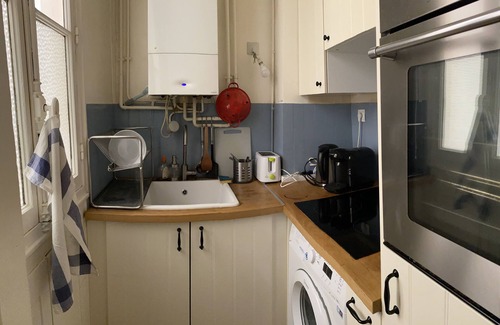 Quartier de Rochechouart Apartment | A cozy Haussmannien Apartment Paris, 15min of Montmartre