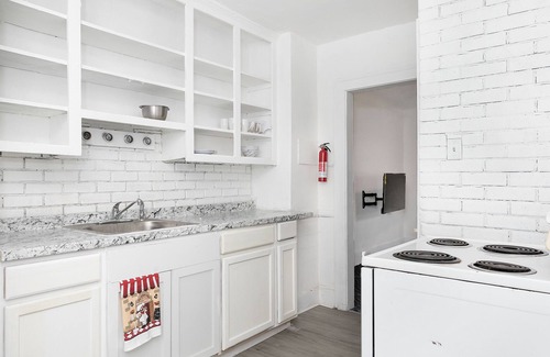 Detroit House | A Cozy Home with fireplace 10min from Downtown