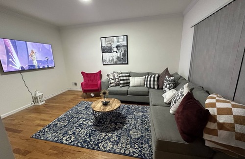Elizabeth House | A cozy three bedroom house.. it is 6 minutes drive to Newark airport.