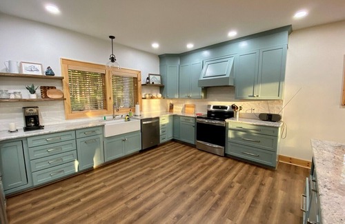 Fleetwood Cabin | A Deer Haven-Upscale, Hot Tub, River Access, Views, Foosball, 2K Beds