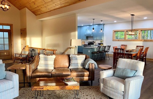 Fleetwood Cabin | A Deer Haven-Upscale, Hot Tub, River Access, Views, Foosball, 2K Beds