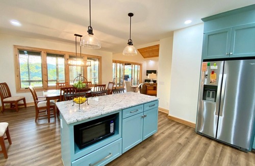 Fleetwood Cabin | A Deer Haven-Upscale, Hot Tub, River Access, Views, Foosball, 2K Beds